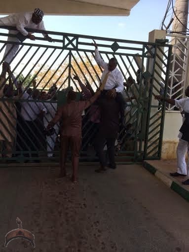 0122 Turmoil in National Assembly as Law makers scale fence to gain access into the complex