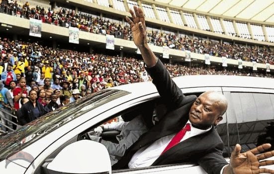 017 Senzo Meyiwas father criticised for waving to the audience at his funeral