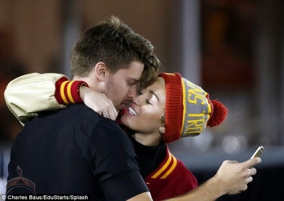 miley cyrus2 Miley Cyrus & Patrick Schwarzenegger spotted kissing in public