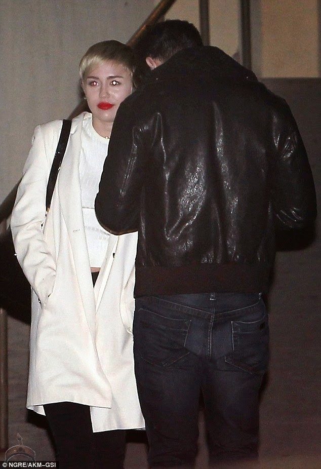 miley cyrus5 Miley Cyrus & Patrick Schwarzenegger spotted kissing in public