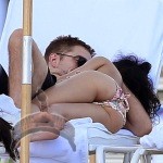 1 126 150x150 Pics: Robert Pattinson & his girlfriend cuddle up at the beach 