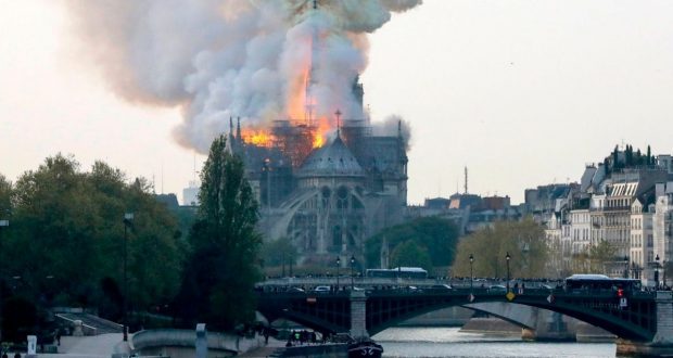 Famed Notre Dame on fire ooduarere.com
