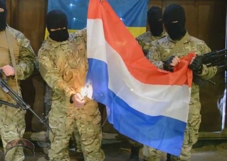 Ukraine burns dutch flag
