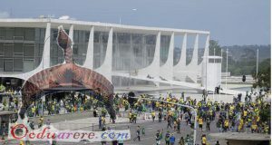 Supporters of Brazil's former President Jair Bolsonaro storm the Planalto Palace building in Brasilia, January 8, 2023 © AP / Eraldo Peres