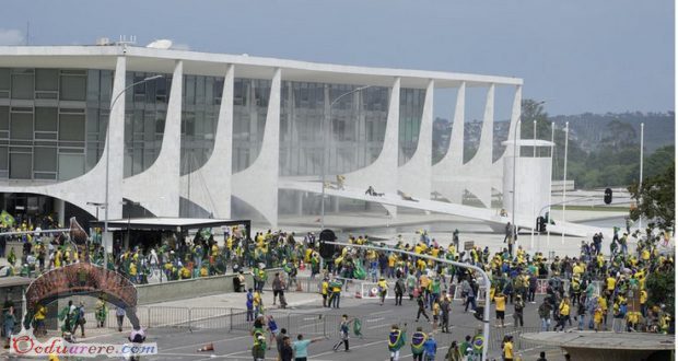 Supporters of Brazil's former President Jair Bolsonaro storm the Planalto Palace building in Brasilia, January 8, 2023 © AP / Eraldo Peres
